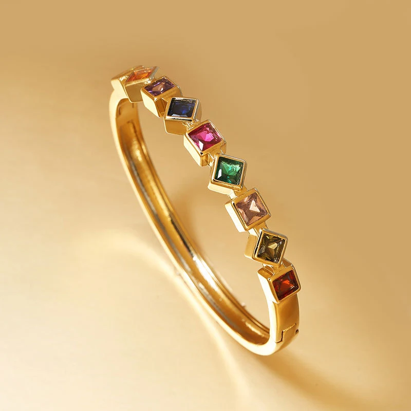 Geometrische vierkante ingelegde kleuren diamant armband voor dames. Prachtige armband die je pols laat stralen met kleur en elegantie.