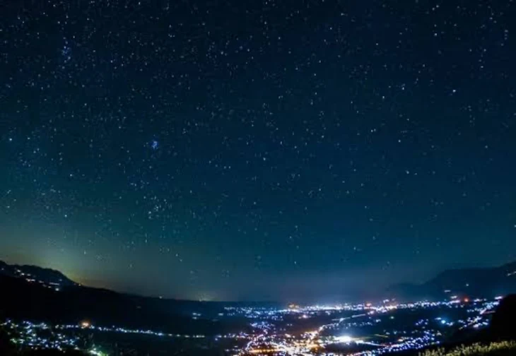 「夜空を見上げる君の横に＿＿＿」のメインビジュアル