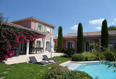 Villa avec piscine et terrasse 2