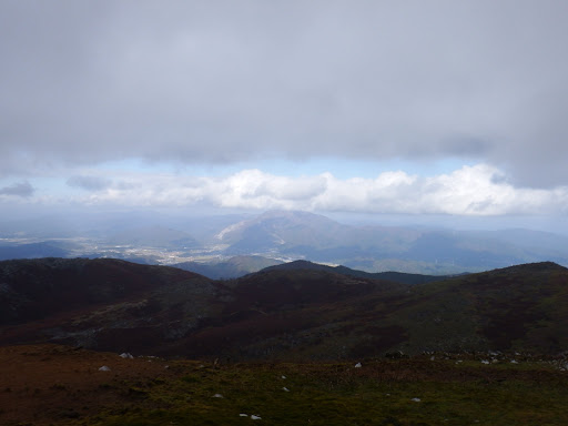 暫くするとガスが薄くなり伊吹山（中央）が