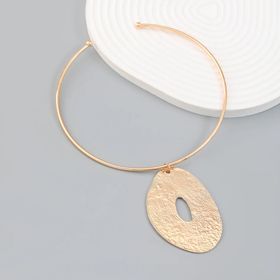 Pingente de anel geométrico irregular de metal, design moderno e elegante. Adicione um toque único ao seu visual. Perfeito para presentear.