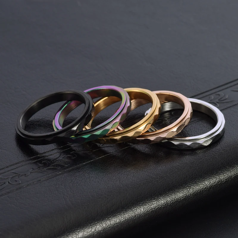 Bague rotative en acier titane très fine et simple avec diamant – Élégance discrète et durable pour un look quotidien raffiné.