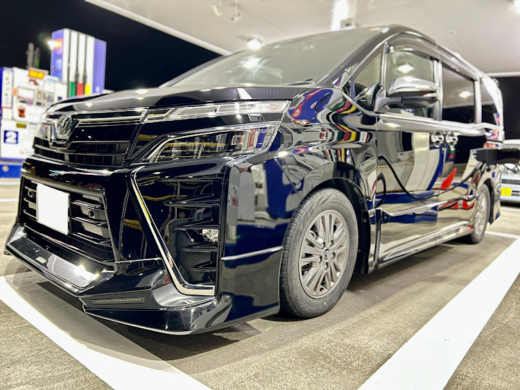 ヴォクシーの2月もよろしくお願いします・ガソスタは盛れる・VOXY・ZRR85Wに関するカスタム事例の投稿画像1枚目