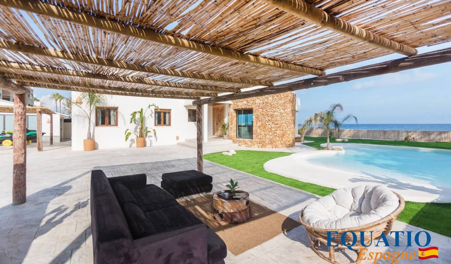 Villa with pool and garden Dénia