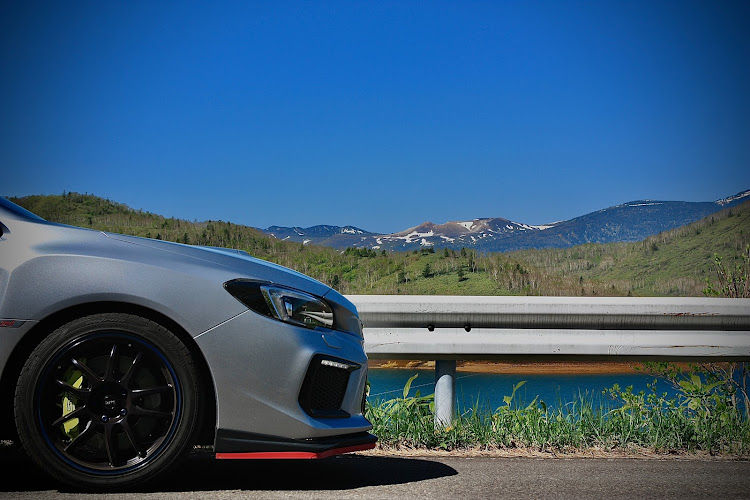 WRX STIの絶景・秘境の地・青空と愛車・低そうで低くない少し低い車・野反湖ブルーに関するカスタム事例の投稿画像3枚目
