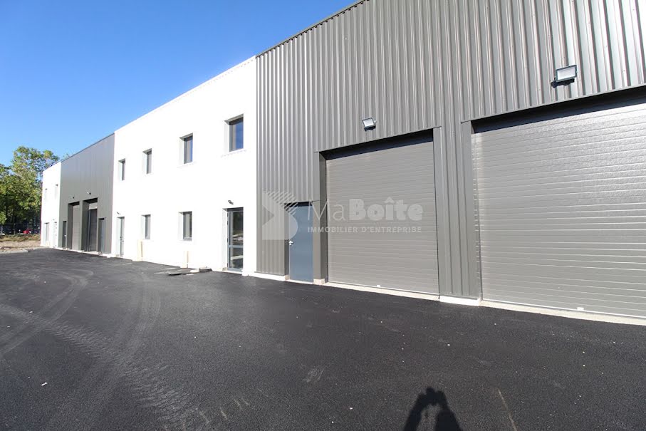 Location  locaux professionnels 2 pièces 138 m² à Riorges (42153), 1 180 €