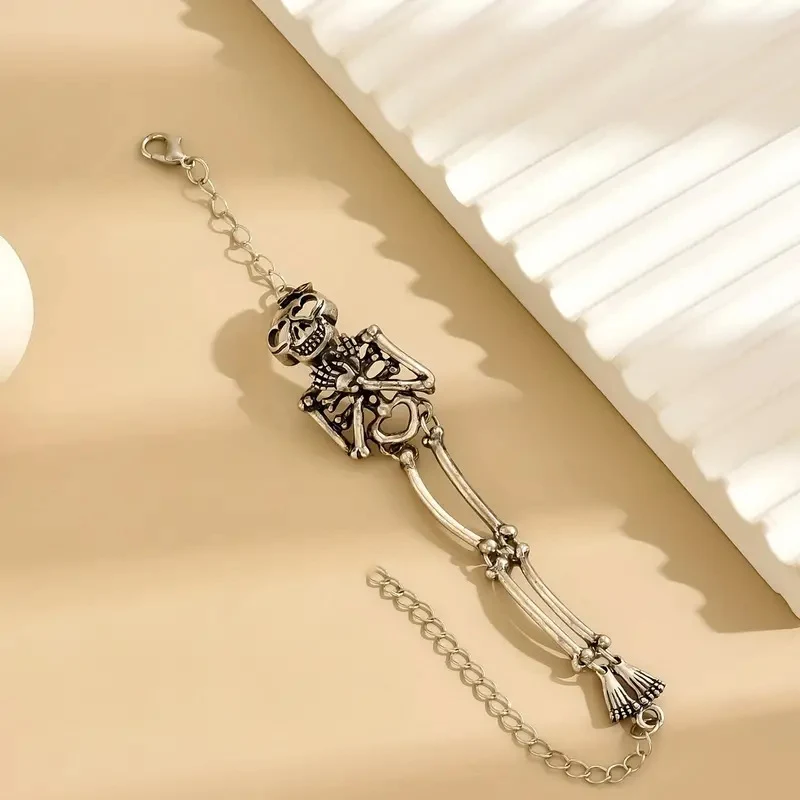 Bracelet tête de mort exagéré Bijou de main d'Halloween Accessoire de mode homme et femme Parfait pour compléter vos déguisements.