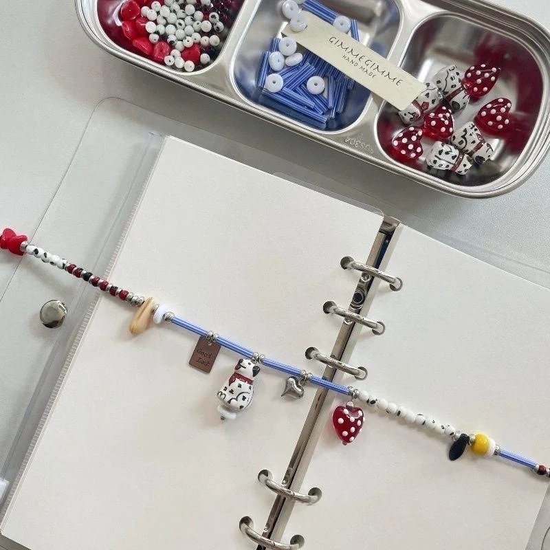 Collier enfant coloré à perles avec contraste simple, un bijou ludique et joyeux, idéal pour ajouter une touche de fantaisie.