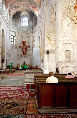 Il nuovo banco nella ...vecchia chiesa di Arthemisia