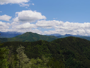 戸倉山（左）と二児山（右）、その間の奥に塩見岳