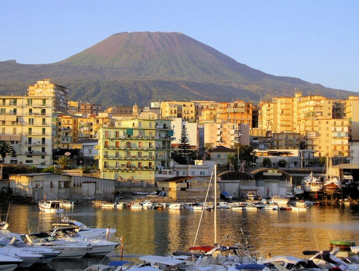 Porto sotto lo sguardo del Vesuvio di giusco10