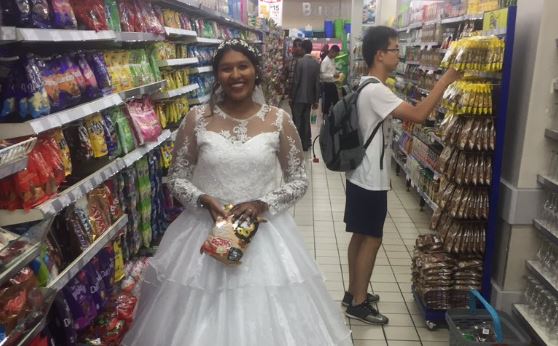 A Cape Town bride was spotted making a pit stop to buy snacks at a supermarket in Rondebosch on the weekend.