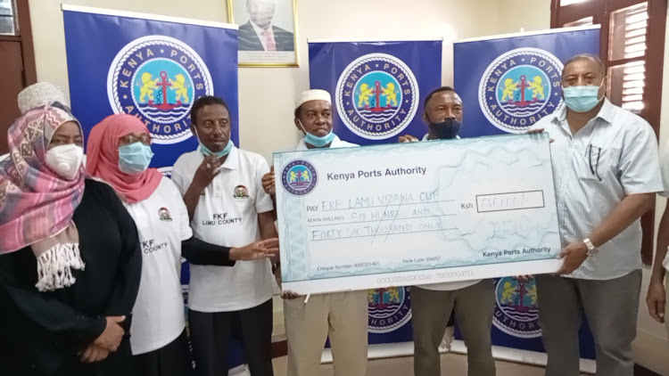 Acting KPA managing director Rashid Salim presents the Sh646,000 dummy cheque FKF Lamu branch.