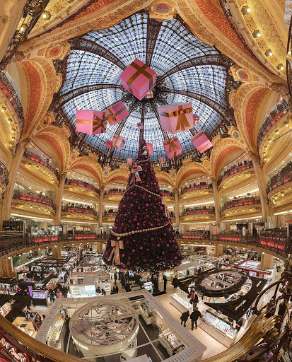 Galerie-Lafayette-Haussmann-Dome.jpg -  Dome and balconies of Galeries Lafayette store in Paris, with Christmas decorations. Photo has a 170° field of view.