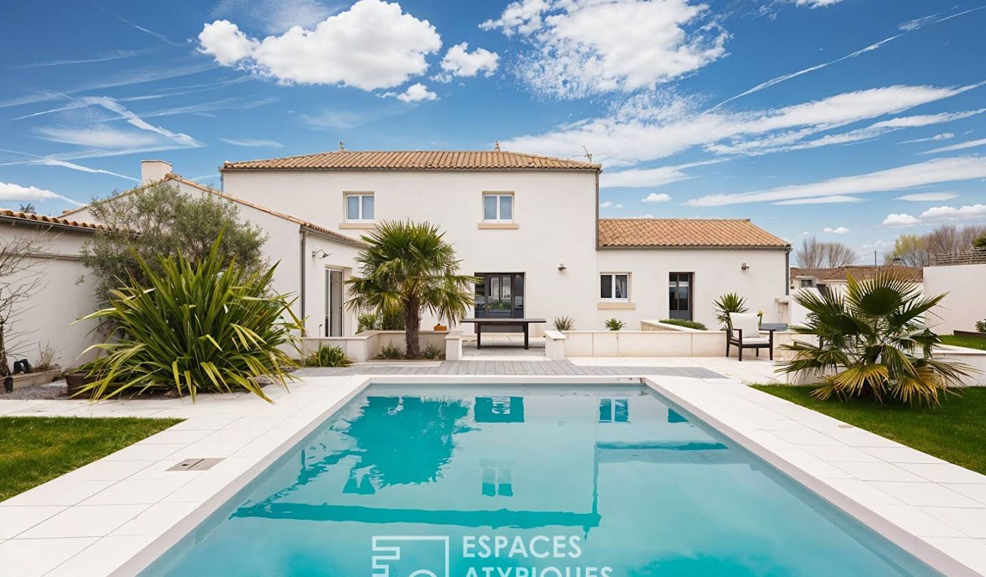 House with pool La Rochelle
