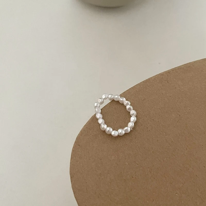 Bague d'index romantique française avec perle, design de niche et tempérament. Un bijou raffiné pour affirmer votre style et sublimer votre élégance avec charme.