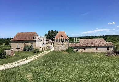 Vineyard with outbuildings 18