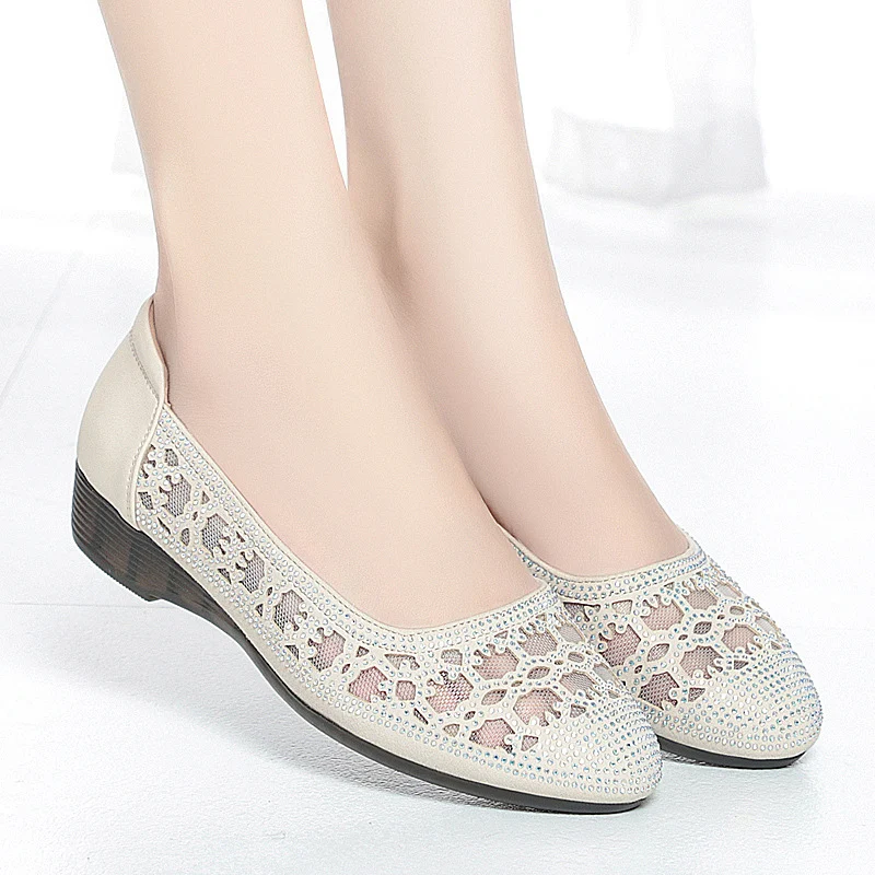 Sandalias de cuero para mujer con tacón bajo, perforadas y transpirables, ideales para comodidad y frescura en verano.