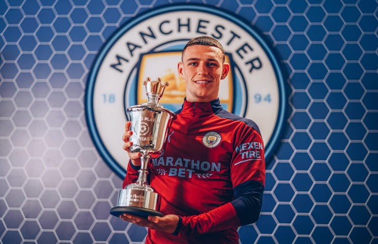 Phil Foden akionyesha tuzo lake