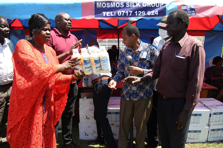 Homa Bay Woman Representative Gladys Wanga, Rivatex general manager Patrick Nyaga and farmer John Akoko at Pala market in Karachuonyo constituency on October 2, 2020