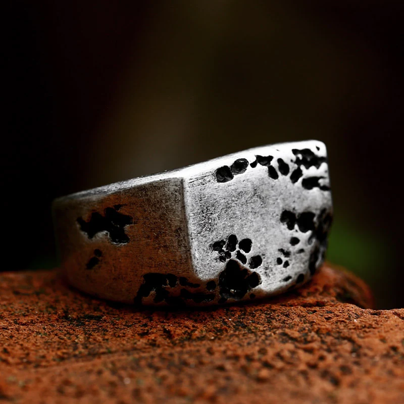 Heren vintage rock ring van roestvrij staal. Stoere distressed look. Robuust en duurzaam. Een statement ring voor rebelse mannen.