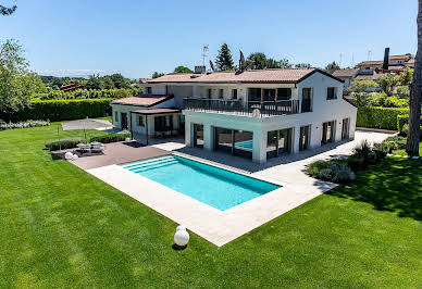 Villa with pool and garden 2