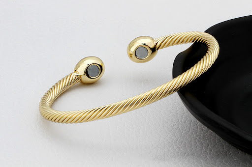 Title 3, Metal Rose Gold Magnetic Bracelet Ring. Stylish...