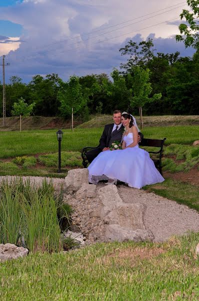 Fotografo di matrimoni Krisztina Perjés (perjeskriszta). Foto del 3 marzo 2019