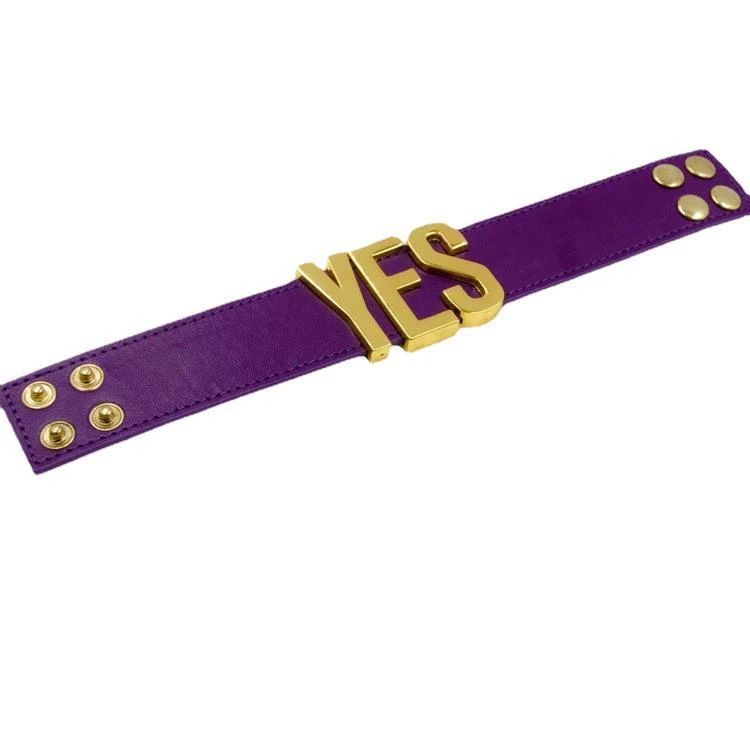Bracelet homme en cuir personnalisé avec lettres, style simple et épuré. Un accessoire élégant et unique pour tous les jours.