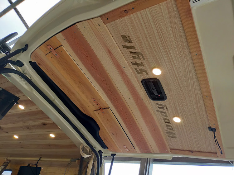ハイエースバンの棺桶からの脱出・Woody Style・レーザー彫刻機・リメイクシートに関するカスタム事例の投稿画像1枚目