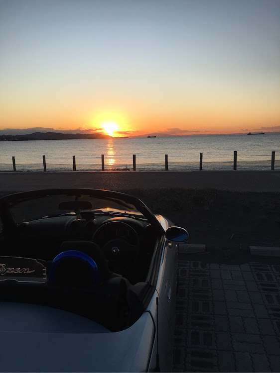 コペンの車と海と夕陽・夕陽・夕焼け・コペン・月に関するカスタム事例の投稿画像2枚目