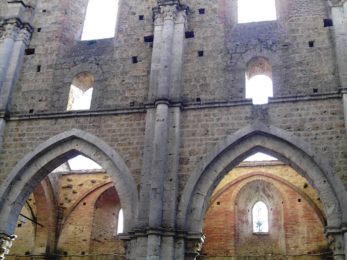 Abbazia di San Galgano, pilastri e finestre, Chiusdino, Toscana