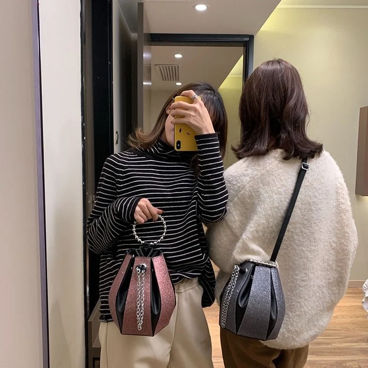 Koreaanse bucket bag met ketting, eenvoudige schoudertas, ideaal voor een casual look en om je essentials gemakkelijk mee te nemen.