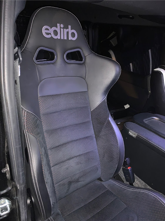 ハイエースバンのセミバケ導入・BRIDE セミバケットシート・edirb・腰痛持ちに関するカスタム事例の投稿画像1枚目