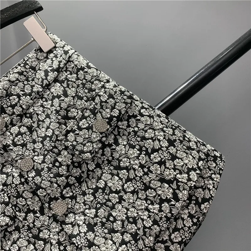 Title 3, Falda Corta Casual Floral con Diseño de Botones...