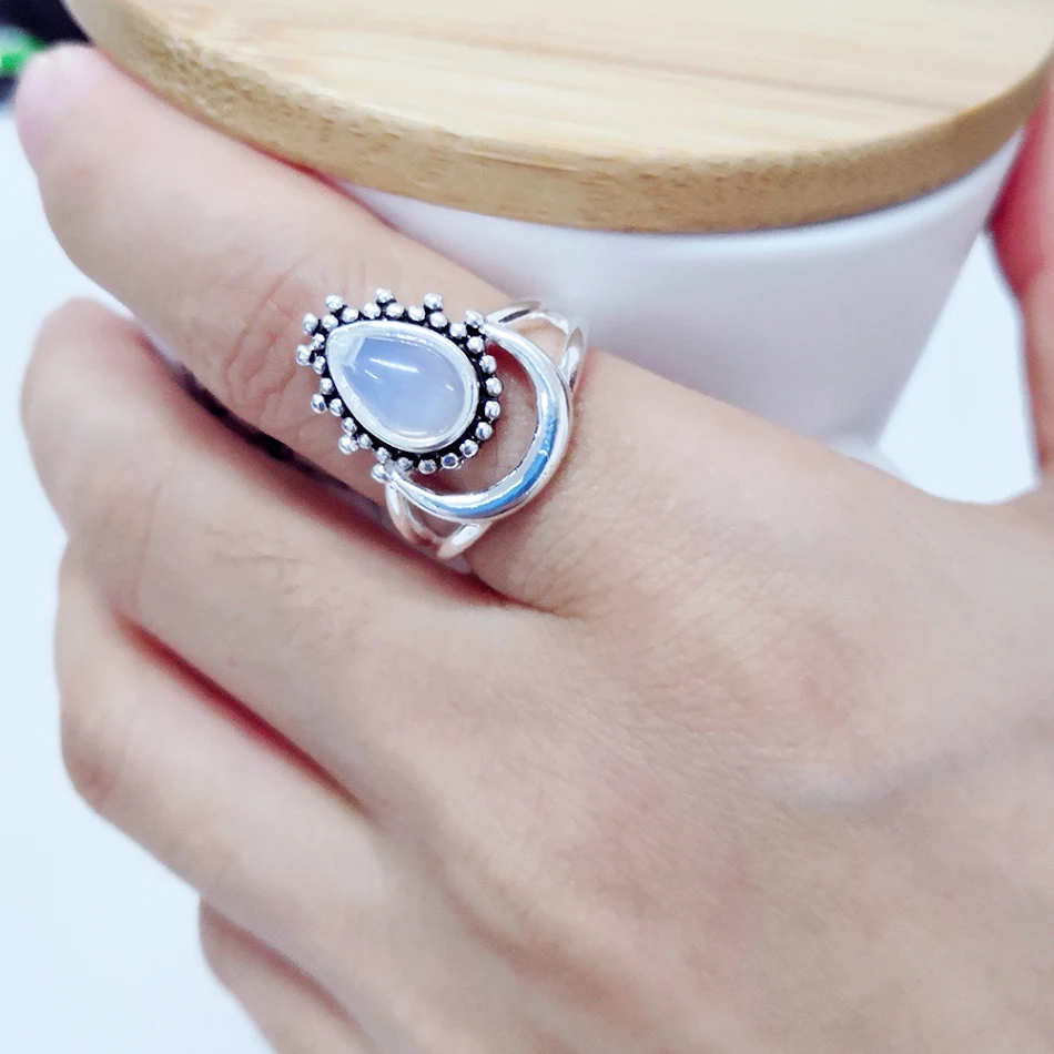 Maansteen Thaise zilveren ring voor dames, verstelbaar en elegant. Voegt een vleugje mystiek toe aan je dagelijkse stijl.