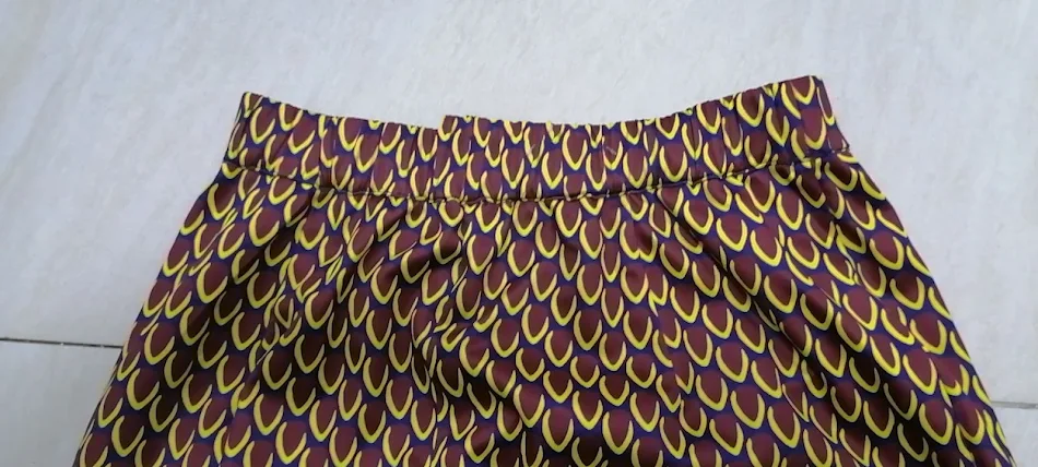 Sexy midi-rok met digitale print en elegante split, ideaal voor een stijlvolle en moderne look.