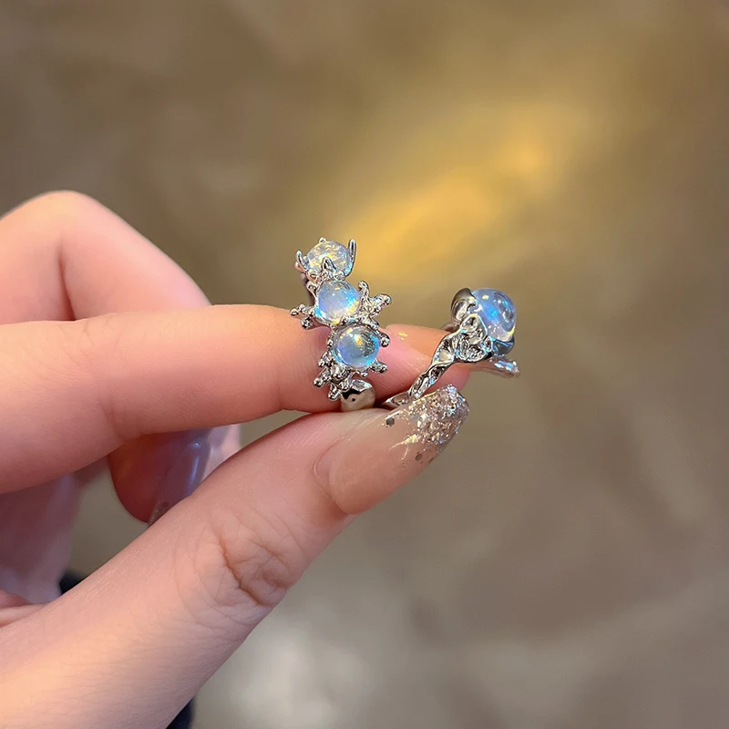 Boucles d'oreilles design minoritaire de luxe léger, polyvalentes et parfaites pour toutes les occasions. Rehaussez votre style avec élégance et raffinement.