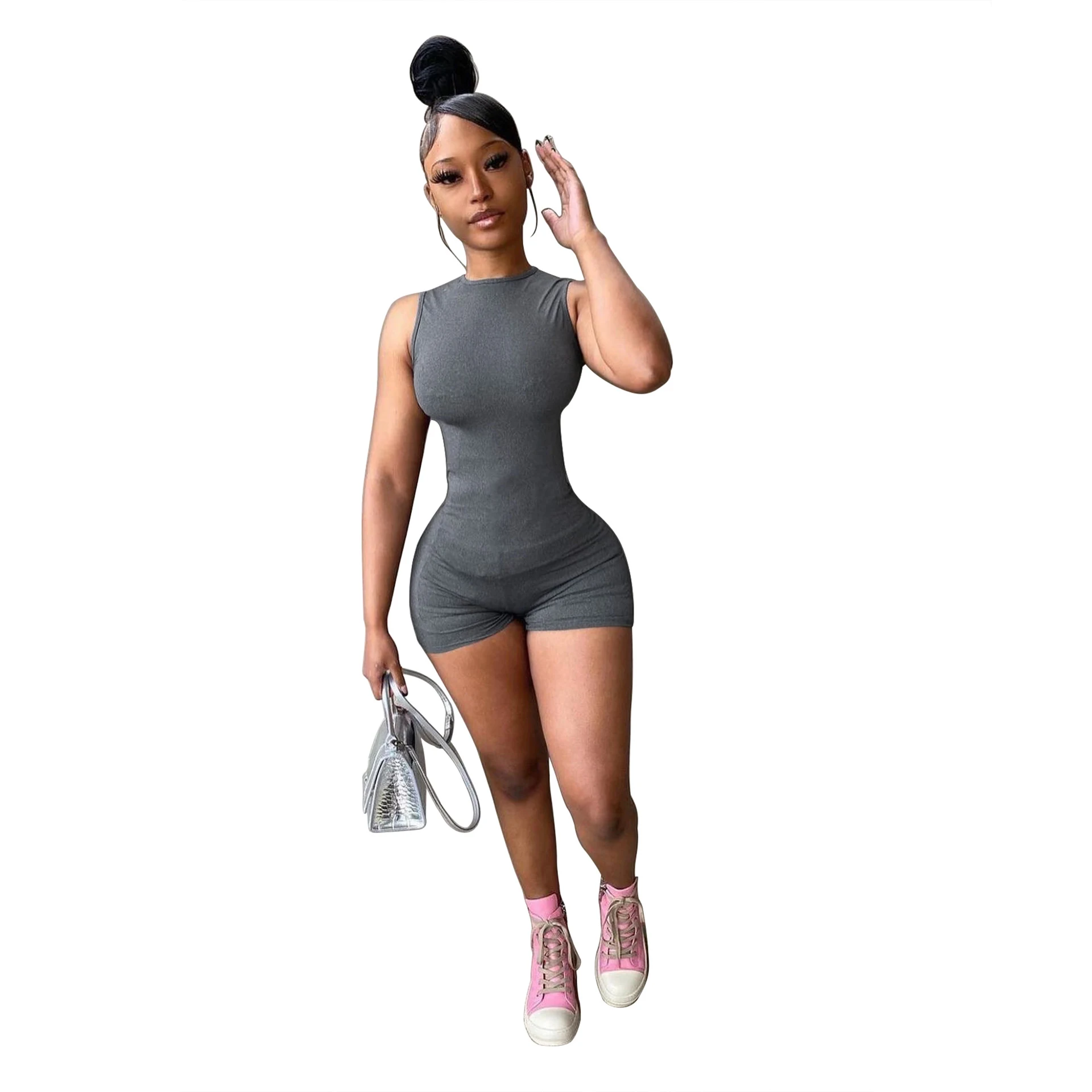 Kadın Yuvarlak Yaka Kolsuz Dar Kesim Tek Parça Şort, rahat ve şık bir görünüm için ideal. Yaz ve günlük kullanım için mükemmel seçim.