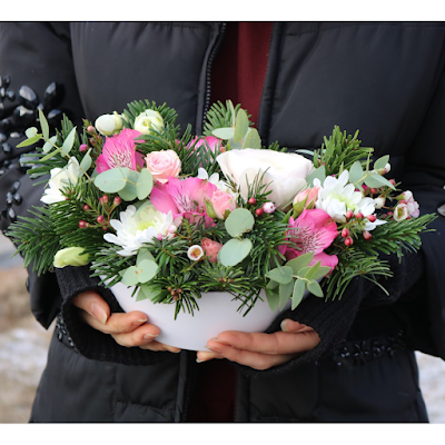 Cvetni aranžman 'Praznični poklon' iz ponude Cvećare Niš