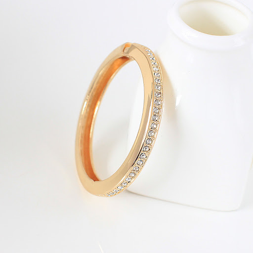 Title 4, Womens Metal Open Spring Diamond Bracelet. A s...