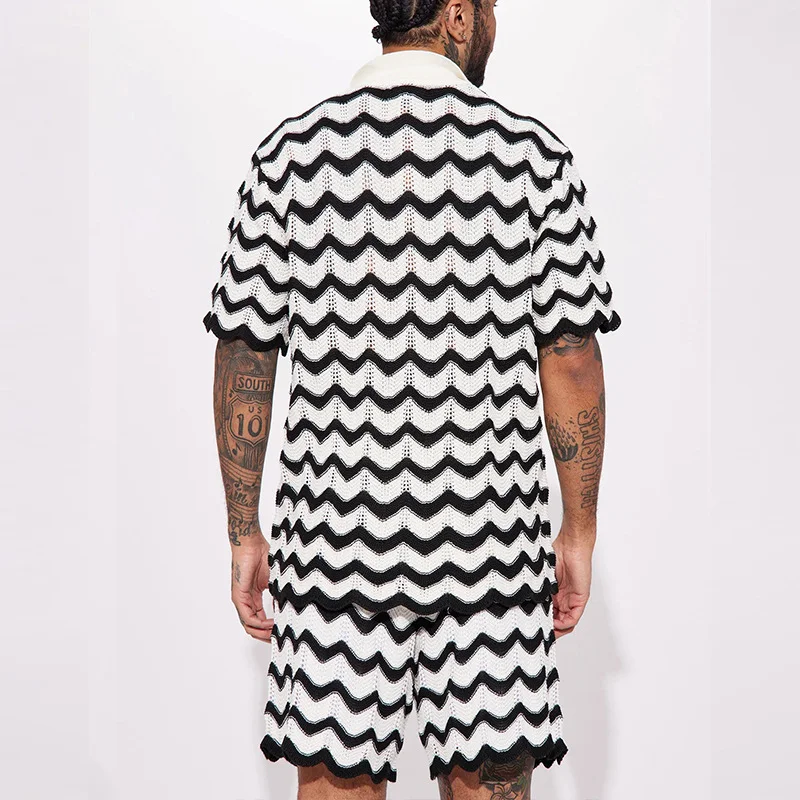 Ensemble deux pièces chemise courte en laine et short décontracté, parfait pour un look élégant et confortable. Le tissu en laine ondulée ajoute une touche unique.