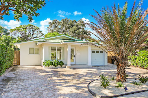 Buy this luxury property in Fort Lauderdale (United States) - White house with lush tropical garden