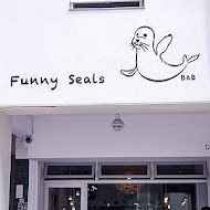 Funny Seals Cafe