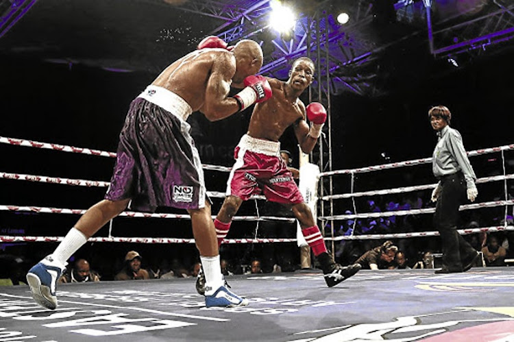 Cletus Mbele and Innocent Mantengu during their bantamweight PBL clash at Orient Theatre on Friday evening.