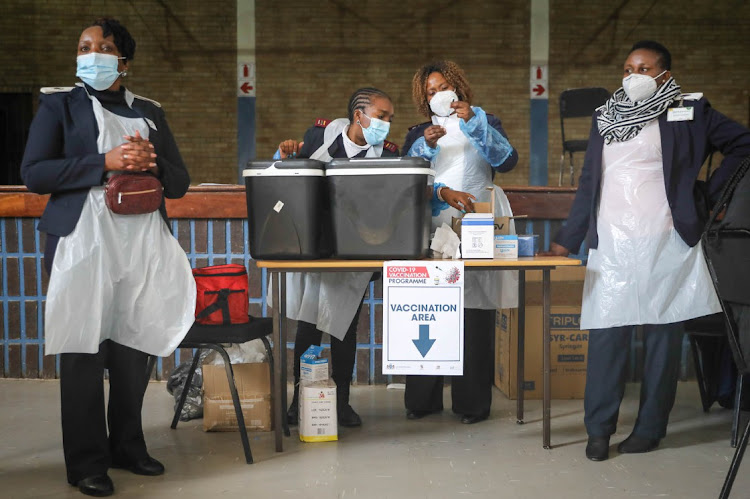 Nurses prepare vaccination doses in Thembisa, Johannesburg.