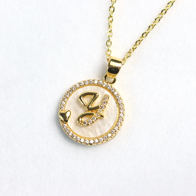 Gouden vergulde 26-letter ketting met geometrisch design en ronde diamanten voor een stijlvolle, moderne uitstraling.