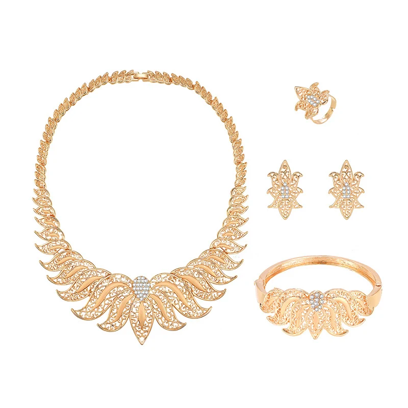 Modieuze, eenvoudige vierdelige set van ketting en oorbellen van legering. Perfect voor dagelijks gebruik en het toevoegen van een vleugje elegantie.