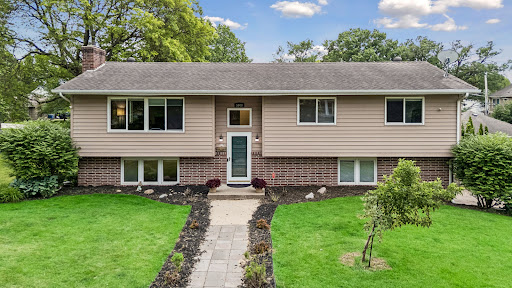 House with garden and paved path - Buy this luxury house in Edina, 3 bedrooms