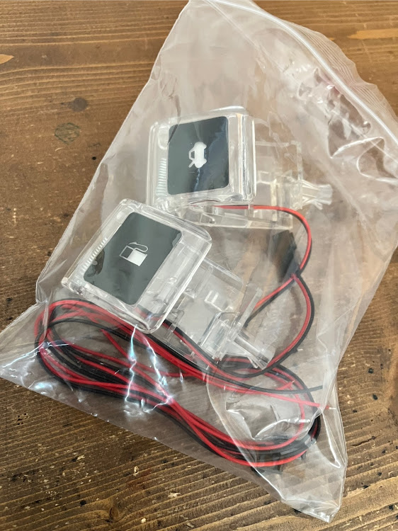 ヴォクシーの90ヴォクシー・ZWR90W・給油口オープナー・青LED・プチDIYに関するカスタム事例の投稿画像2枚目
